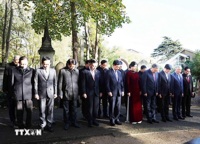 Tổng Bí thư Tô Lâm và Phu nhân cùng Đoàn đại biểu cấp cao Việt Nam tưởng niệm trước mộ Karl Marx - Lãnh tụ của giai cấp vô sản. (Ảnh: Thống Nhất/TTXVN)