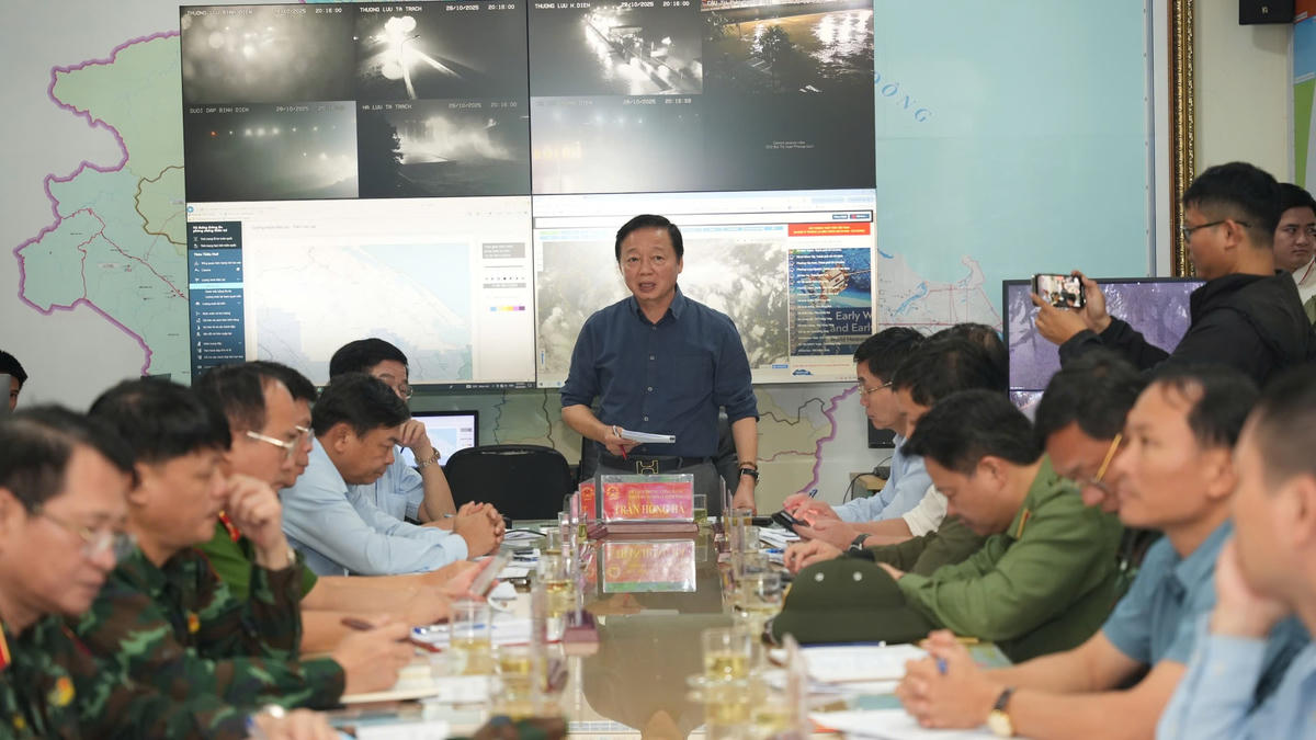 Phó Thủ tướng Trần Hồng Hà làm việc với lãnh đạo TP Huế về công tác ứng phó với mưa lũ. Ảnh: N.M.