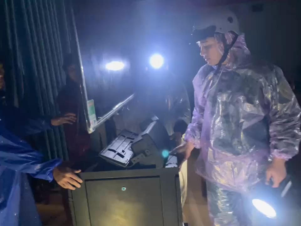 Cán bộ xã Trà Leng di dời tài sản ở phòng làm việc. Ảnh: CV.