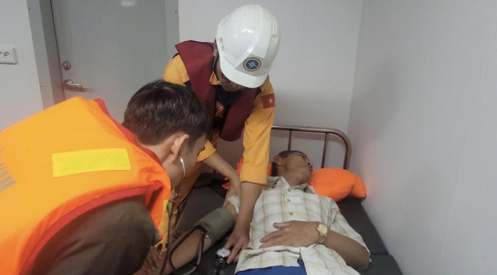 Tàu SAR 631 cứu ngư dân đau ruột thừa cách bờ 200 hải lý