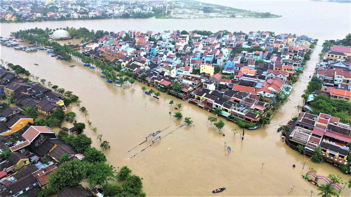 Một góc đường Bạch Đằng, phường Hội An bị nước sâu hơn 1m. Ảnh: C.Đại.&nbsp;