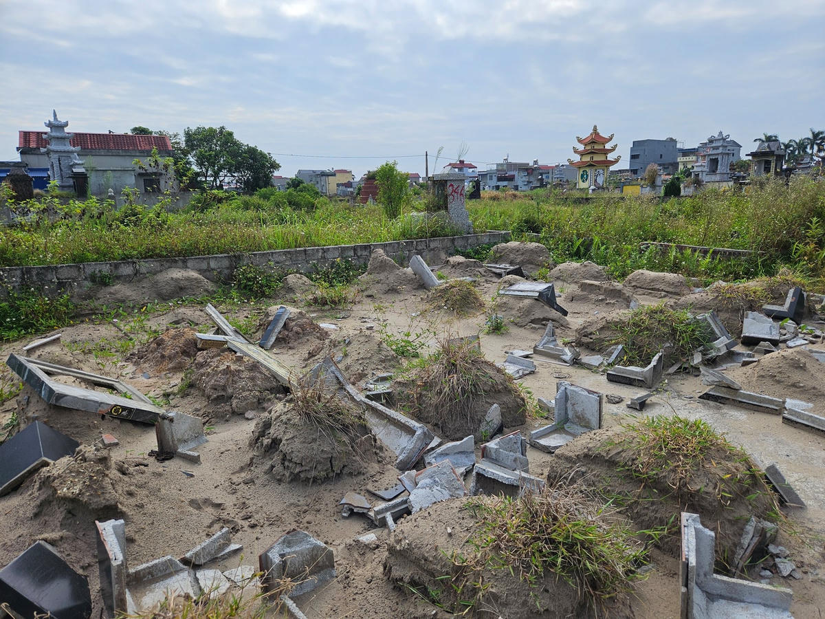 Đến nay, hầu hết các ngôi mộ đều đã được di chuyển, phá dỡ. Ảnh: CTV.&nbsp;