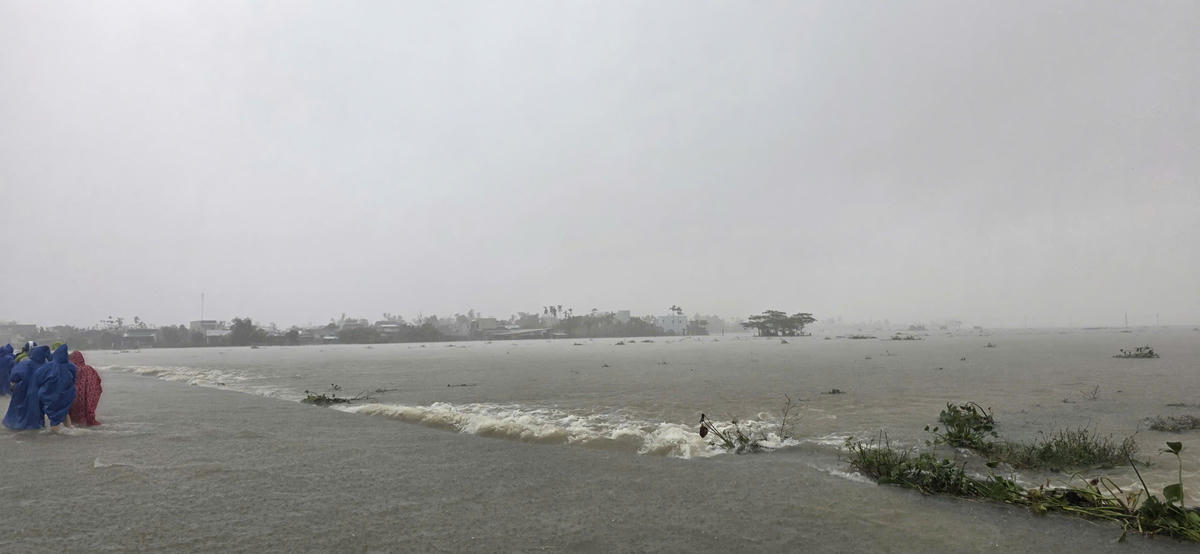 Nhiều khu vực Đà Nẵng bị ngập nước sâu. Ảnh: Tấn Thành.