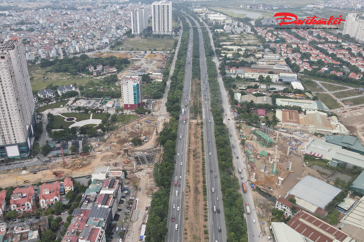 Theo ghi nhận của PV Báo Đại đoàn kết, sau gần 6 tháng khởi công, dự án nút giao khác mức giữa đường Vành đai 3,5 và Đại lộ Thăng Long, đang đồng loạt thi công kết cấu hầm kín, hầm hở, cầu nhánh tuabin, tường chắn bê tông cốt thép, cùng các hạng mục đắp nền đường, thoát nước, chiếu sáng và giao thông tạm. Hiện nhiều trụ cầu đã được dựng, hạng mục hầm chui trực thông từ đường Hoàng Tùng đang được thi công khẩn trương.