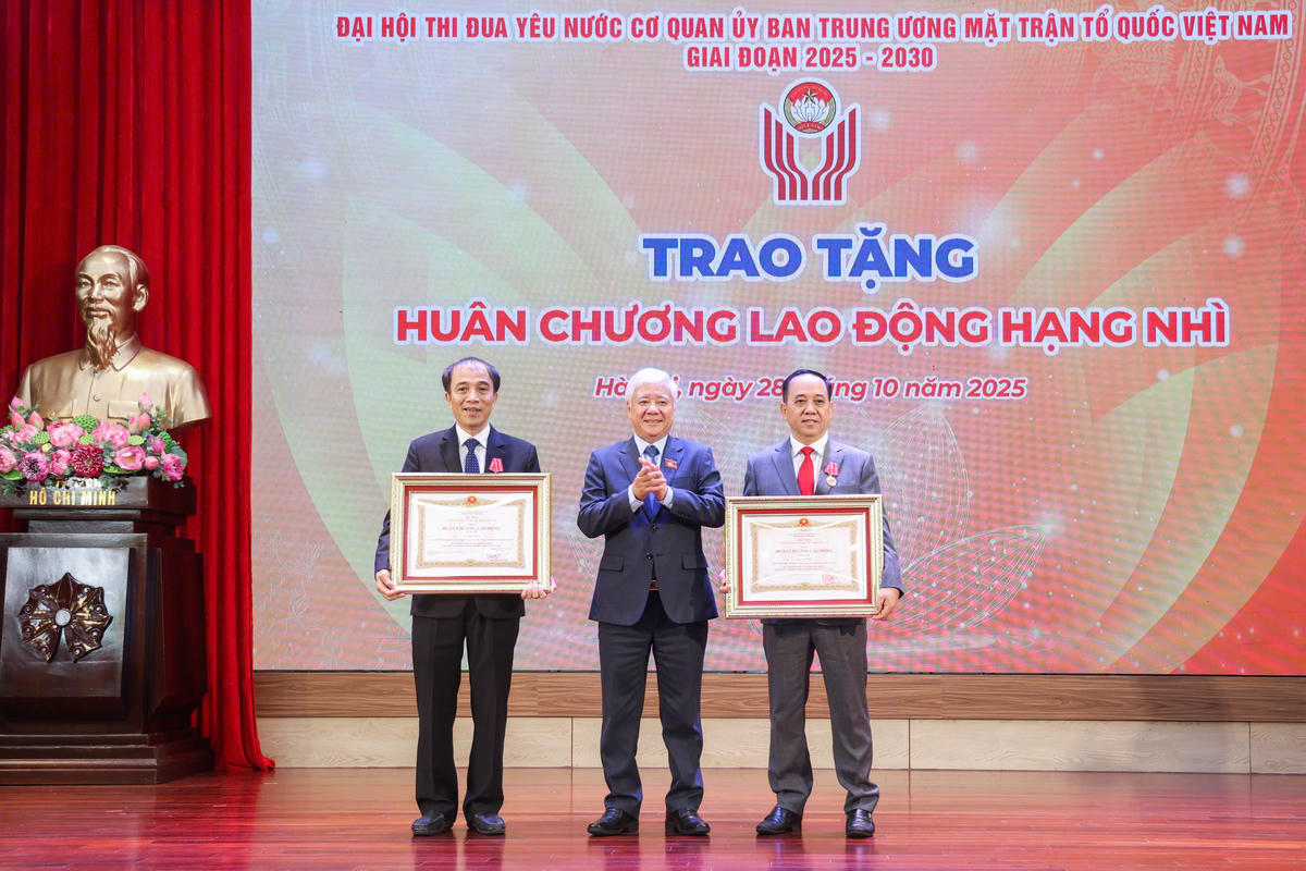 Chủ tịch Đỗ Văn Chiến trao tặng Huân chương Lao động hạng Nhì cho ông&nbsp;Vũ Đăng Minh, nguyên Trưởng Ban Tôn giáo Cơ quan; ông Vũ Đình Long, nguyên Phó Trưởng Ban Tuyên giáo Cơ quan.&nbsp;Ảnh: Quang Vinh.