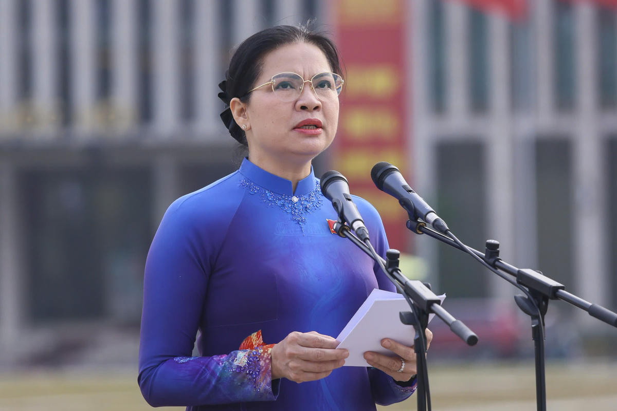 Thay mặt Đoàn đại biểu, Phó Chủ tịch Hà Thị Nga thành kính báo cáo về những kết quả nổi bật trong các phong trào thi đua yêu nước của Cơ quan UBTƯ MTTQ Việt Nam. Ảnh: Quang Vinh.