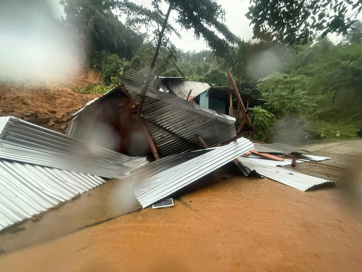 Ngôi nhà của anh Hồ Văn Linh sạt lở đất đá hư hỏng nặng. Ảnh: CV.