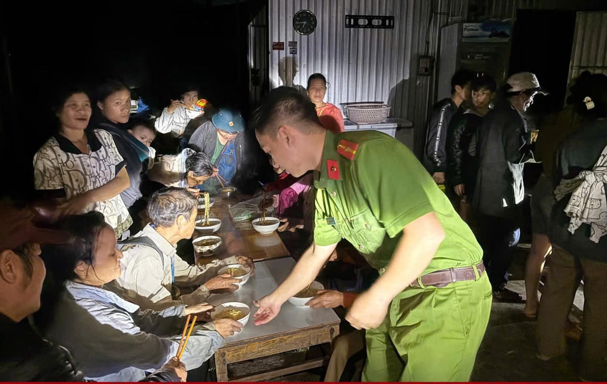 Giữa đêm mưa lạnh, những nồi mì tôm nóng, những suất cơm nghĩa tình được cán bộ, chiến sĩ xã Trà Leng chia sẻ cùng bà con, mang đến hơi ấm và sự yên lòng giữa thiên tai. Ảnh: Công an xã.