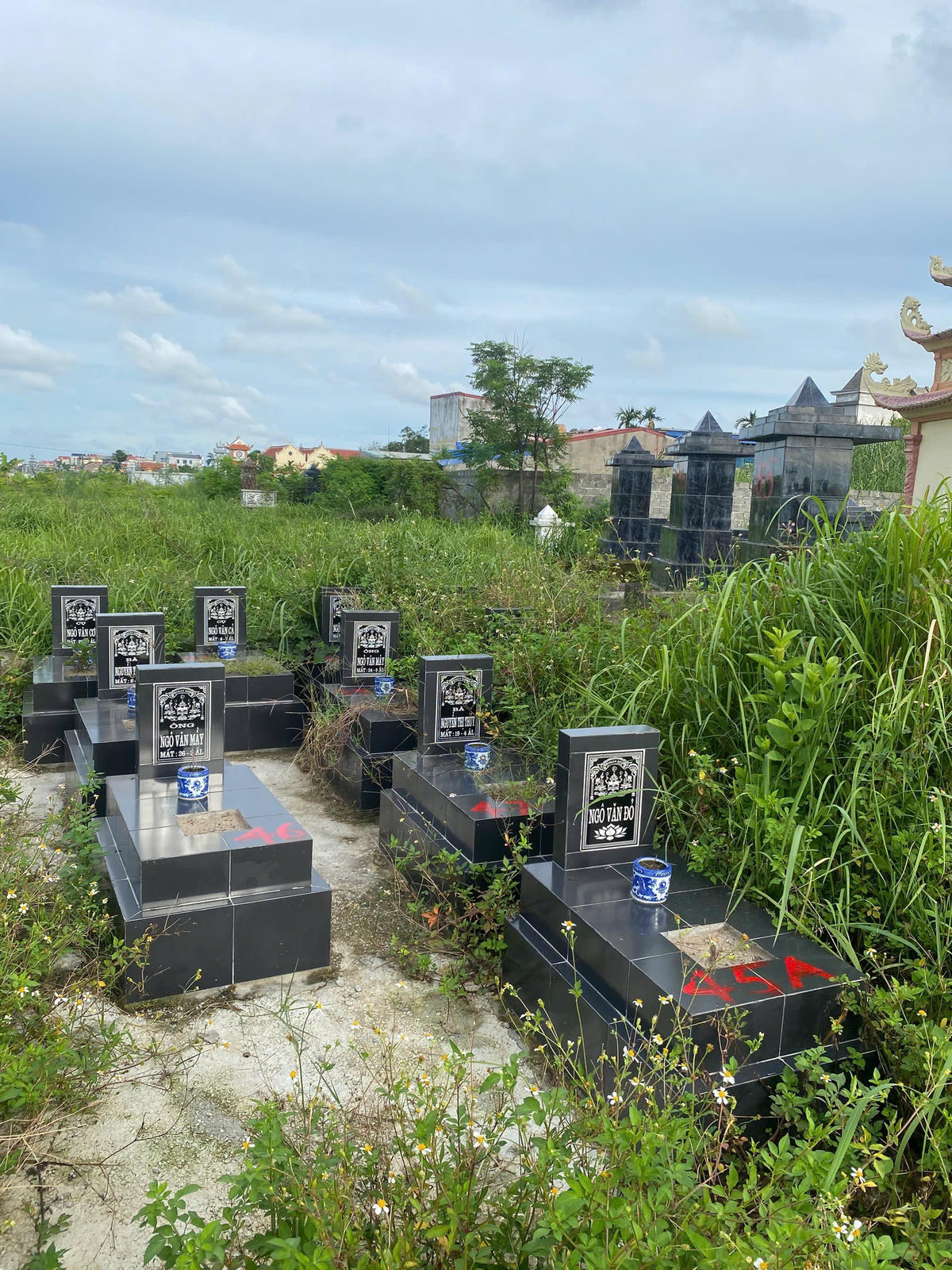 Các ngôi mộ không có cốt nằm trong phạm vi thi công dự án đường sắt Lào Cai – Hà Nội – Hải Phòng đoạn qua địa bàn xã An Khánh (TP Hải Phòng). Ảnh: CTV.&nbsp;