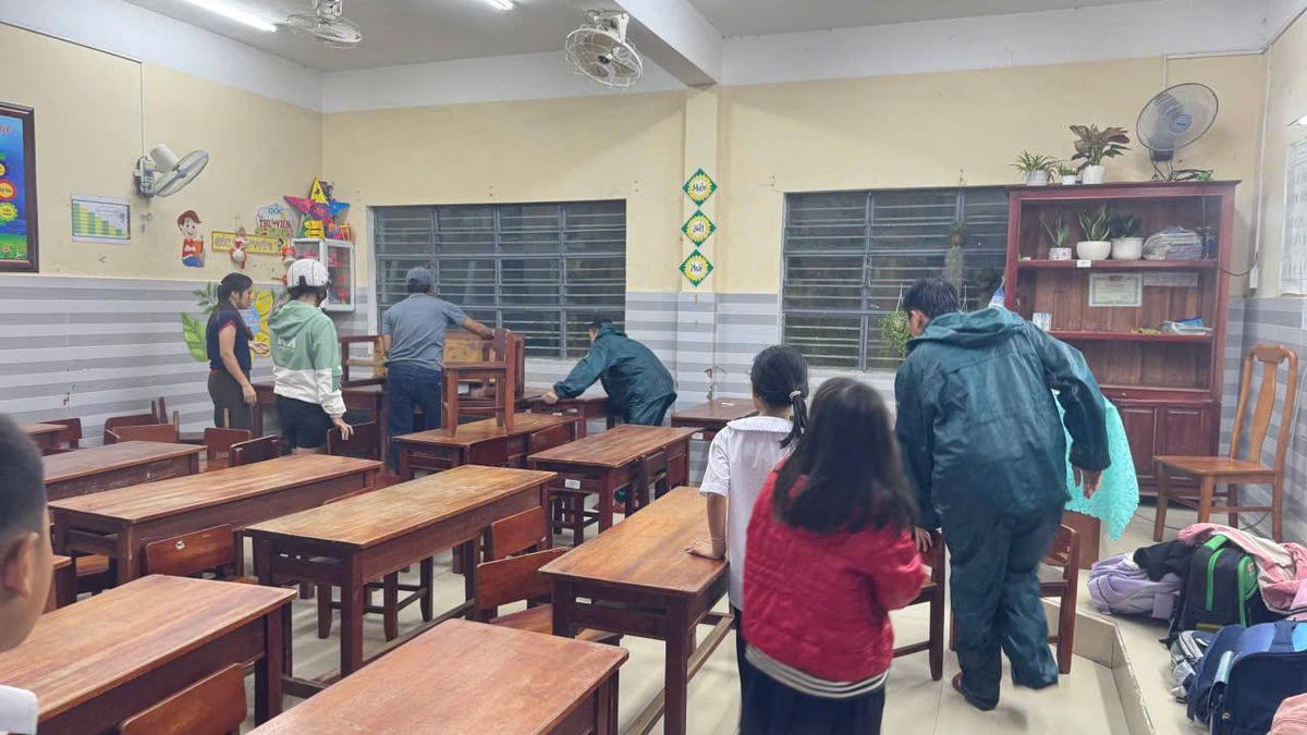 Lực lượng xã Bà Nà giúp các trường học chống lũ. Ảnh: Nguyễn Đức Cường.