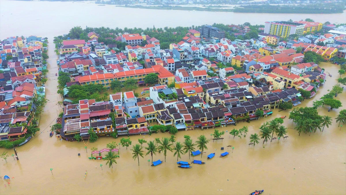 Phố cổ Hội An bị ngập nước sâu. Ảnh: T. Thành.