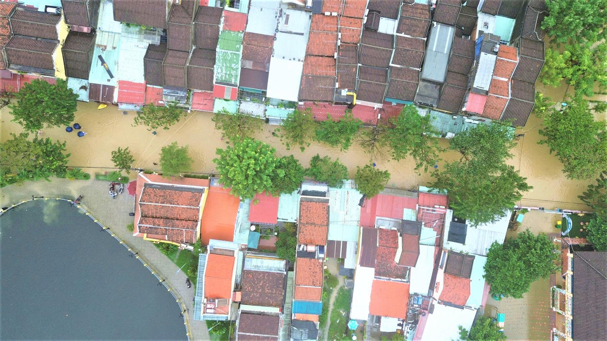 Những ngôi nhà cổ nằm gần sông Hoài bị ngập nước. Ảnh: C.Đại.