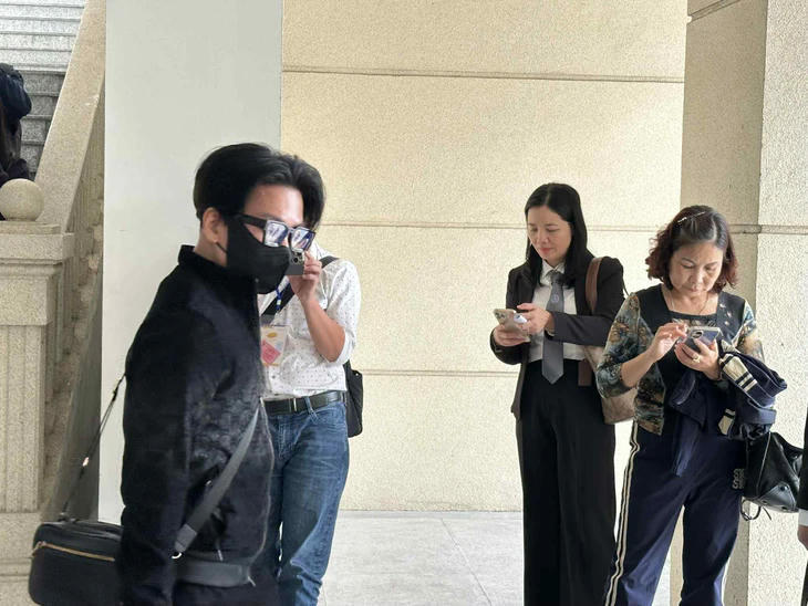 Ca sĩ Vũ Hà rời tòa sau phiên xét xử sáng nay - Ảnh: THÂN HOÀNG.