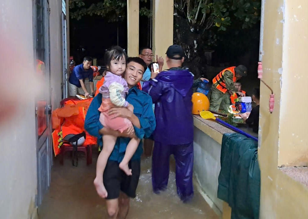 Những em nhỏ được lực lượng dân quân đưa đến vị trí an toàn. Ảnh: T. Thành.