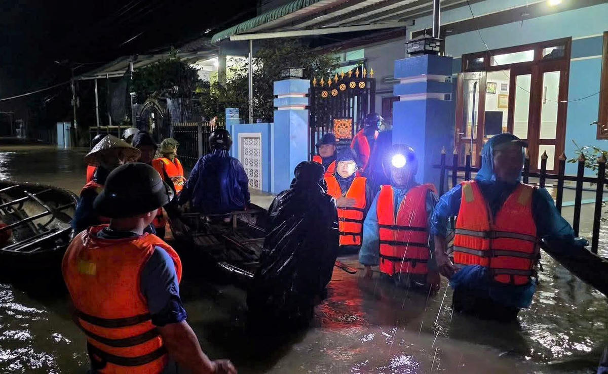 Cán bộ, chiến sĩ&nbsp;Bộ CHQS TP Đà Nẵng thức trắng đêm di dời người dân vùng lũ ngập nước sâu. Ảnh: C.Đại.