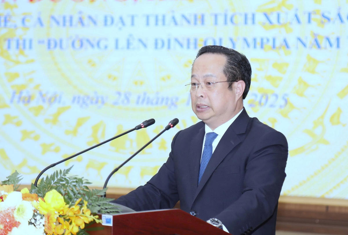 Giám đốc Sở GDĐT Hà Nội Trần Thế Cương phát biểu tại hội nghị.