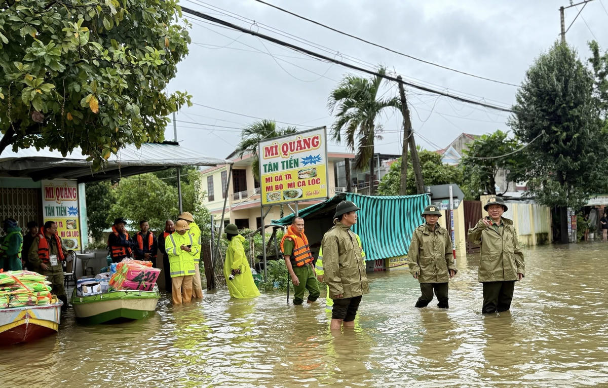 Thiếu tướng Nguyễn Hữu Hợp động viên cán bộ chiến sĩ đang ứng trực, nhắc nhở lực lượng làm nhiệm vụ tuyệt đối không được chủ quan, đồng thời tăng cường hỗ trợ nước uống, lương thực cho các tài xế, người dân bị kẹt lại, đặc biệt chú trọng những hộ dân vùng trũng, vùng có nguy cơ sạt lở cao. Ảnh: Nguyễn Tú.