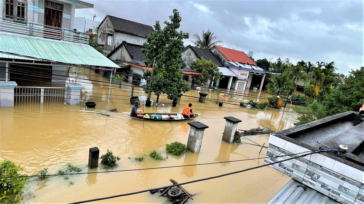 Người dân xã Nam Phước di chuyển thuyền đi lại đoạn đường ngập nước. Ảnh: C.Đại.