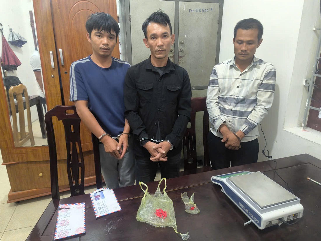 Các đối tượng và tang vật tại cơ quan Công an. Ảnh: Công an tỉnh Nghệ An