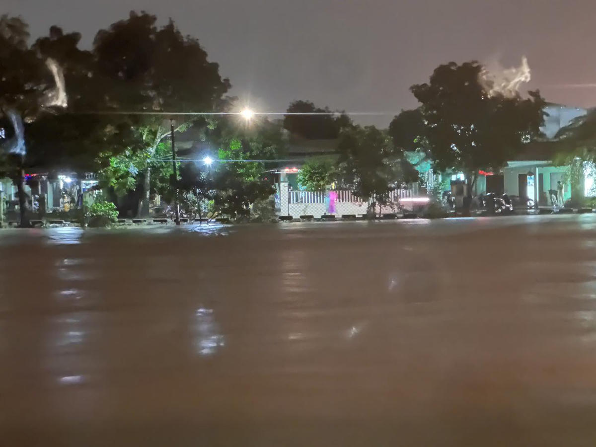 Nhiều khu dân cư ven sông ngập sâu. Ảnh: Quốc Lành