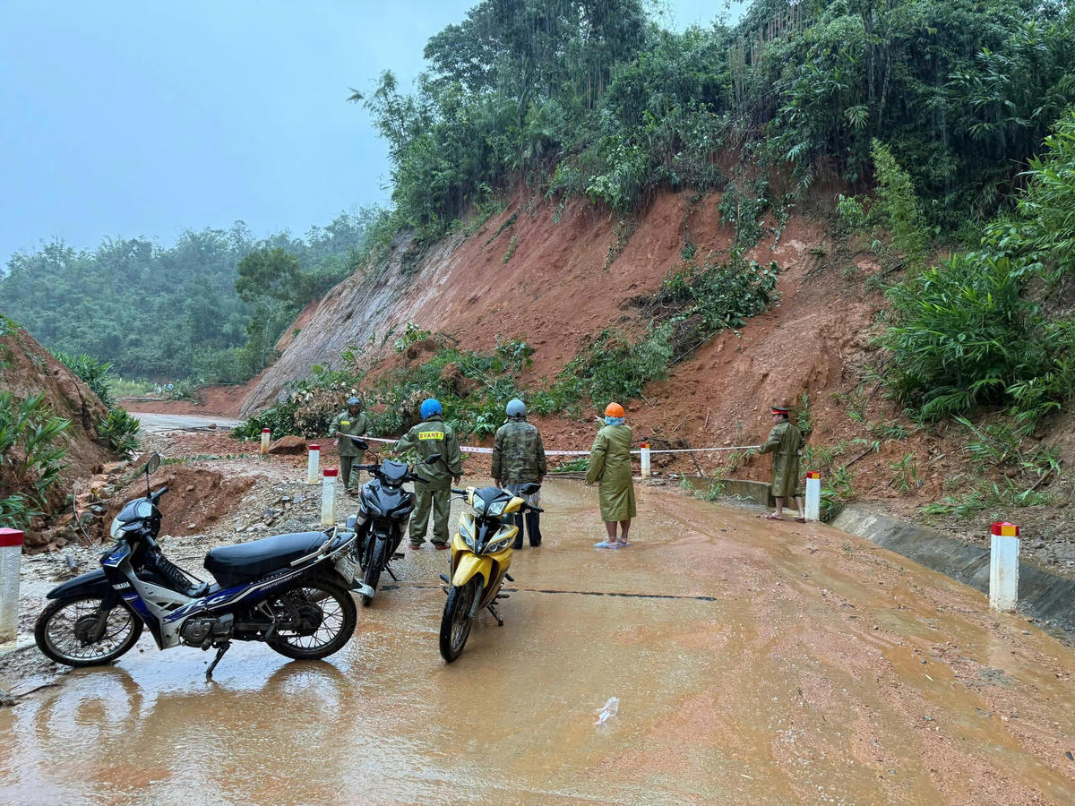 Các lực lượng xã Avương đã túc trực các địa bàn xung kích và căng dây cảnh báo các điểm sạt lở nguy hiểm. Ảnh: CV.