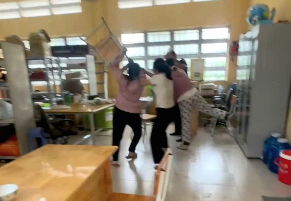 Hình ảnh phụ huynh tới trường hành hung thầy giáo vì tin nhắn thân mật. Ảnh: Cắt từ clip.