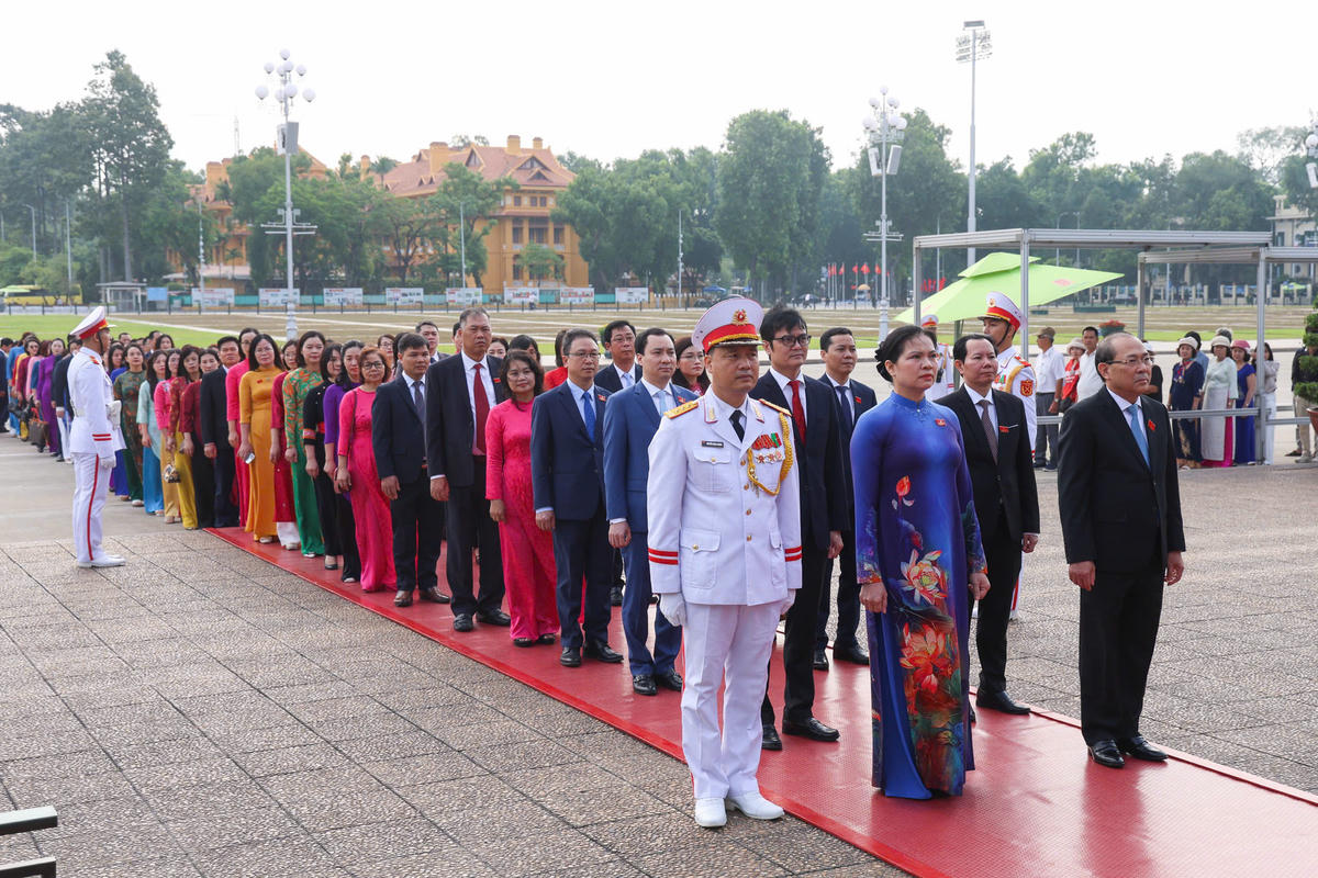Ủy viên Trung ương Đảng, Phó Chủ tịch UBTƯ MTTQ Việt Nam Hà Thị Nga và các đại biểu vào Lăng báo công dâng Bác. Ảnh: Quang Vinh.