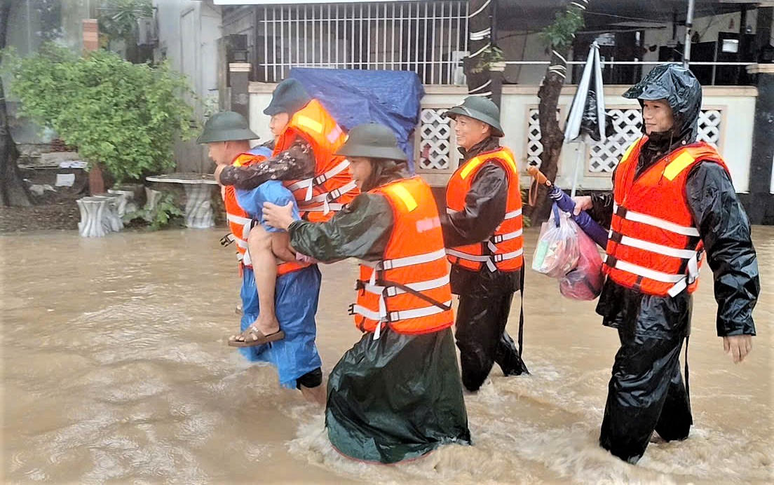 Ban Chỉ huy phòng thủ khu vực 4- Bàn Thạch đưa người già đến nơi an toàn. Ảnh: C.Đại.