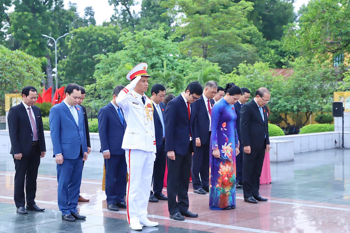 Các đại biểu thành kính&nbsp;tưởng niệm các Anh hùng liệt sĩ. Ảnh: Minh Hiển.