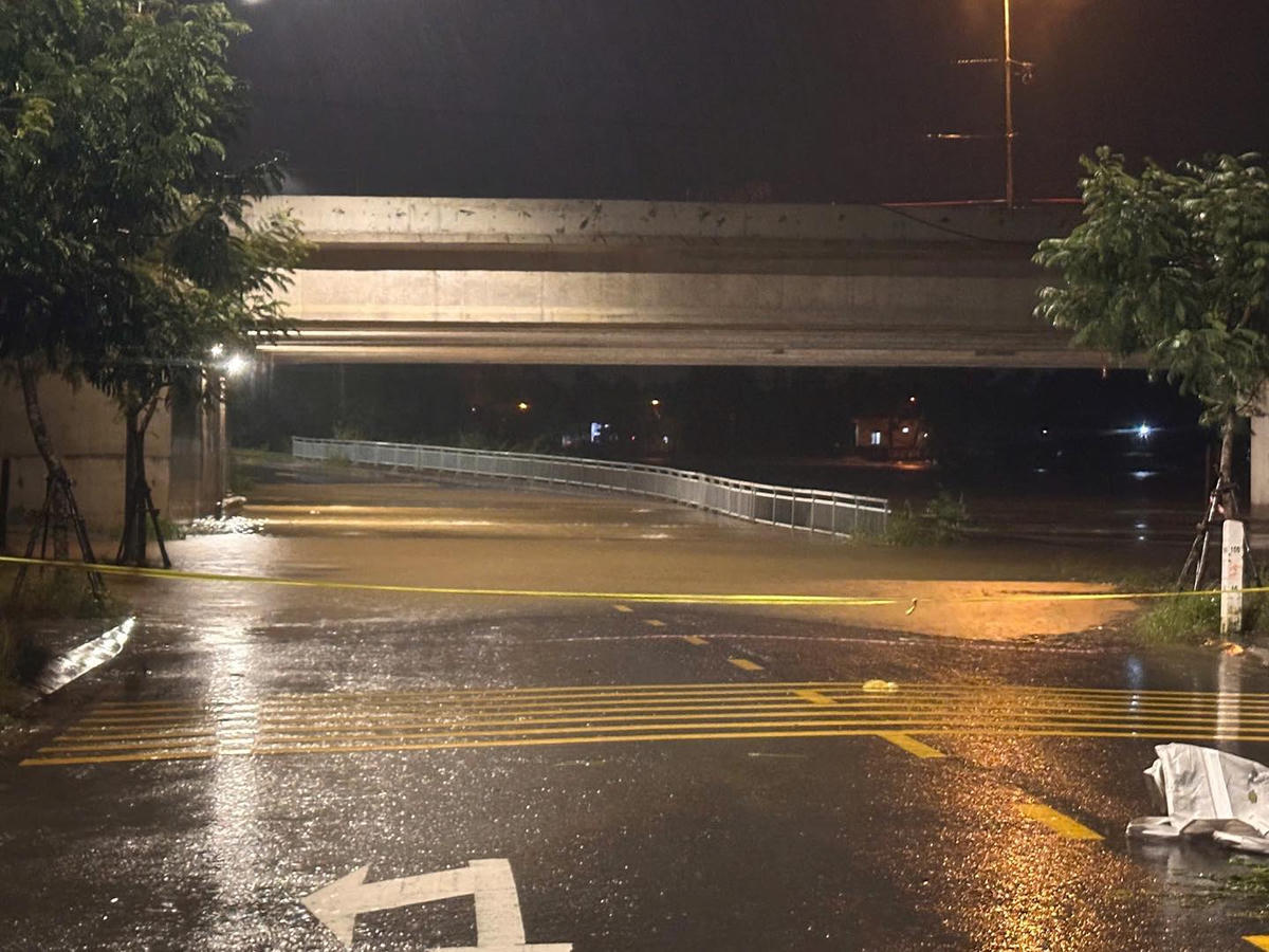 Khu vực thấp trũng ven sông, đường giao thông bị chia cắt. Ảnh: Quốc Lành