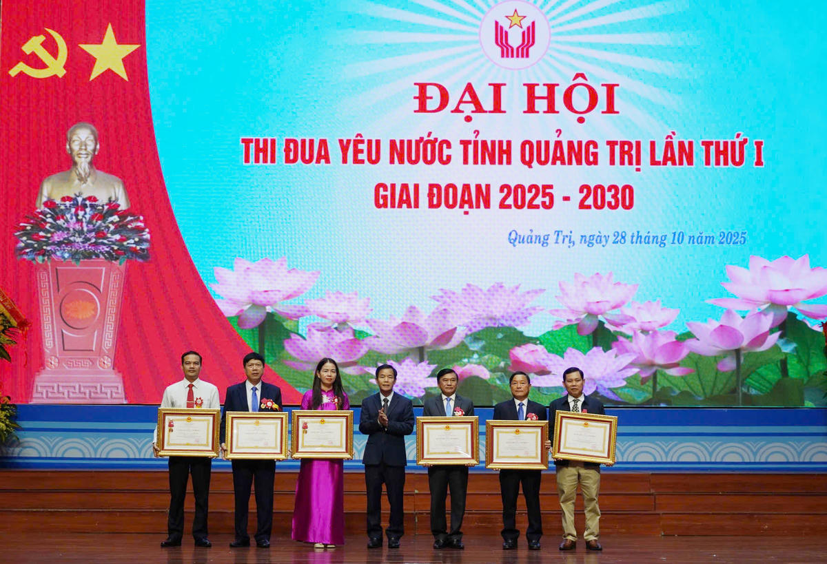 Thừa ủy quyền của Chủ tịch nước, ông Nguyễn Văn Phương, Bí thư Tỉnh ủy Quảng Trị trao Huân chương lao động hạng Nhì cho 2 tập thể và 4 cá nhân.  Ảnh: X.T.