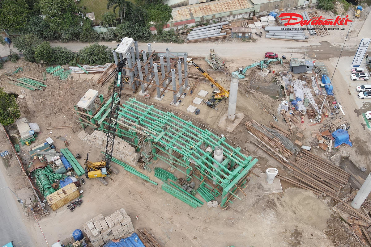 Dự án còn xây dựng hệ thống cầu nhánh tuabin bằng bê tông cốt thép dự ứng lực, tổng chiều dài hơn 2,35km, bề rộng 8,8m, bố trí hai làn xe cơ giới.