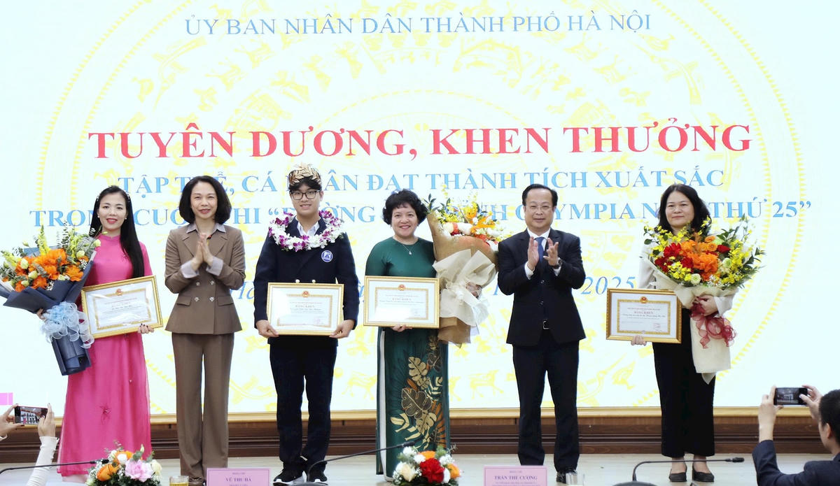 Giám đốc Sở GDĐT Hà Nội Trần Thế Cương và Phó Chủ tịch UBND thành phố Hà Nội Vũ Thu Hà trao Bằng khen tới 4 tập thể, cá nhân.&nbsp;