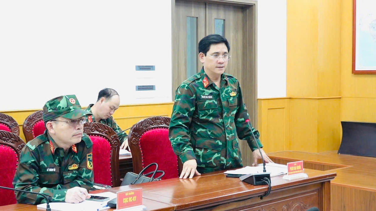 Đại tá Phan Đại Nghĩa, Phó Tư lệnh kiêm Tham mưu trưởng Quân khu họp triển khai công tác ứng phó. Ảnh: Quang Hùng.