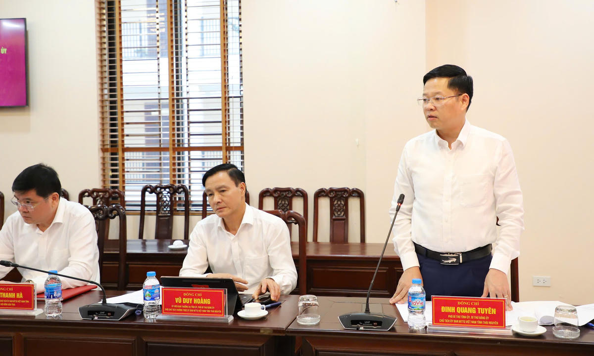 Phó Bí thư Tỉnh ủy, Chủ tịch Uỷ ban MTTQ Việt Nam tỉnh Thái Nguyên báo cáo tại hội nghị. Ảnh: Thu Huệ.