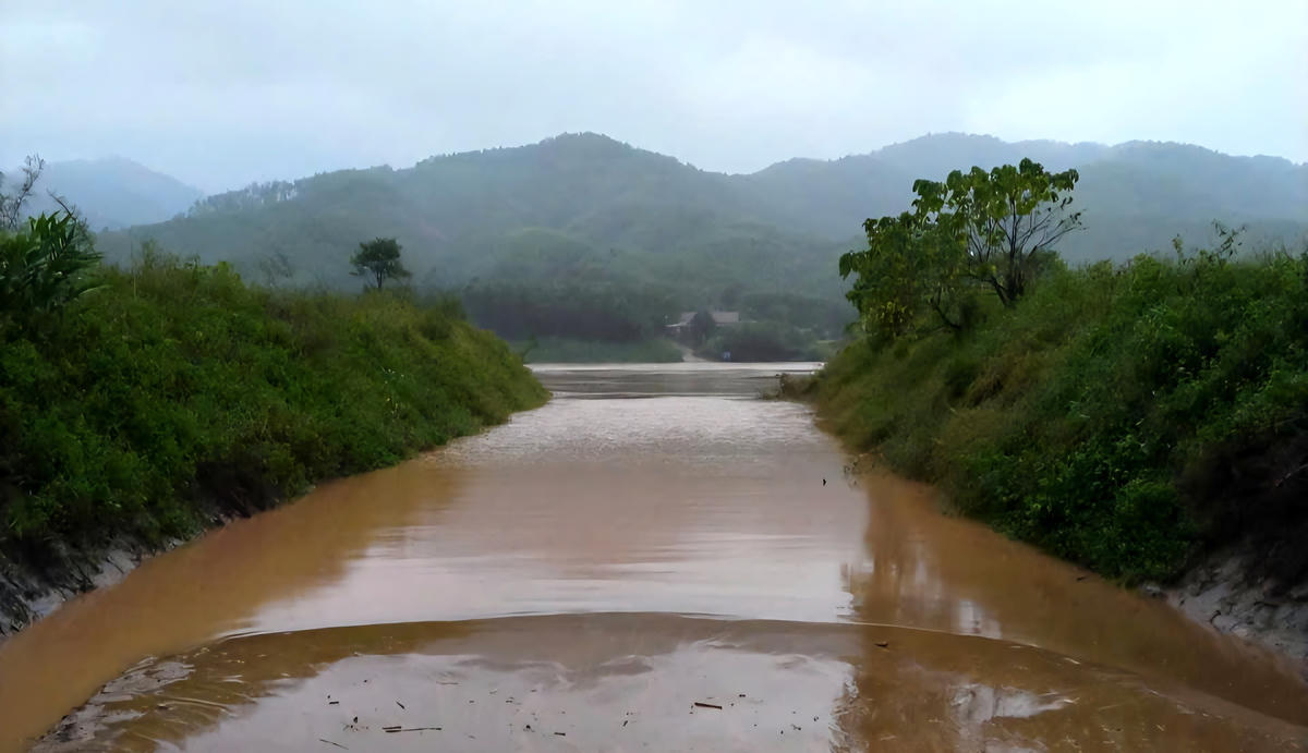 Mưa lớn gây ngập lụt, chia cắt. Ảnh: CTV.