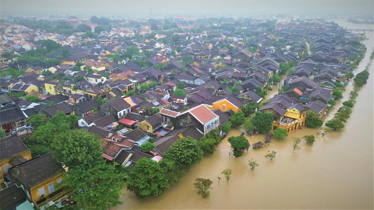 Nhiều ngôi nhà ở phố cổ Hội An bị ngập nước sâu. Ảnh: T.Thành.