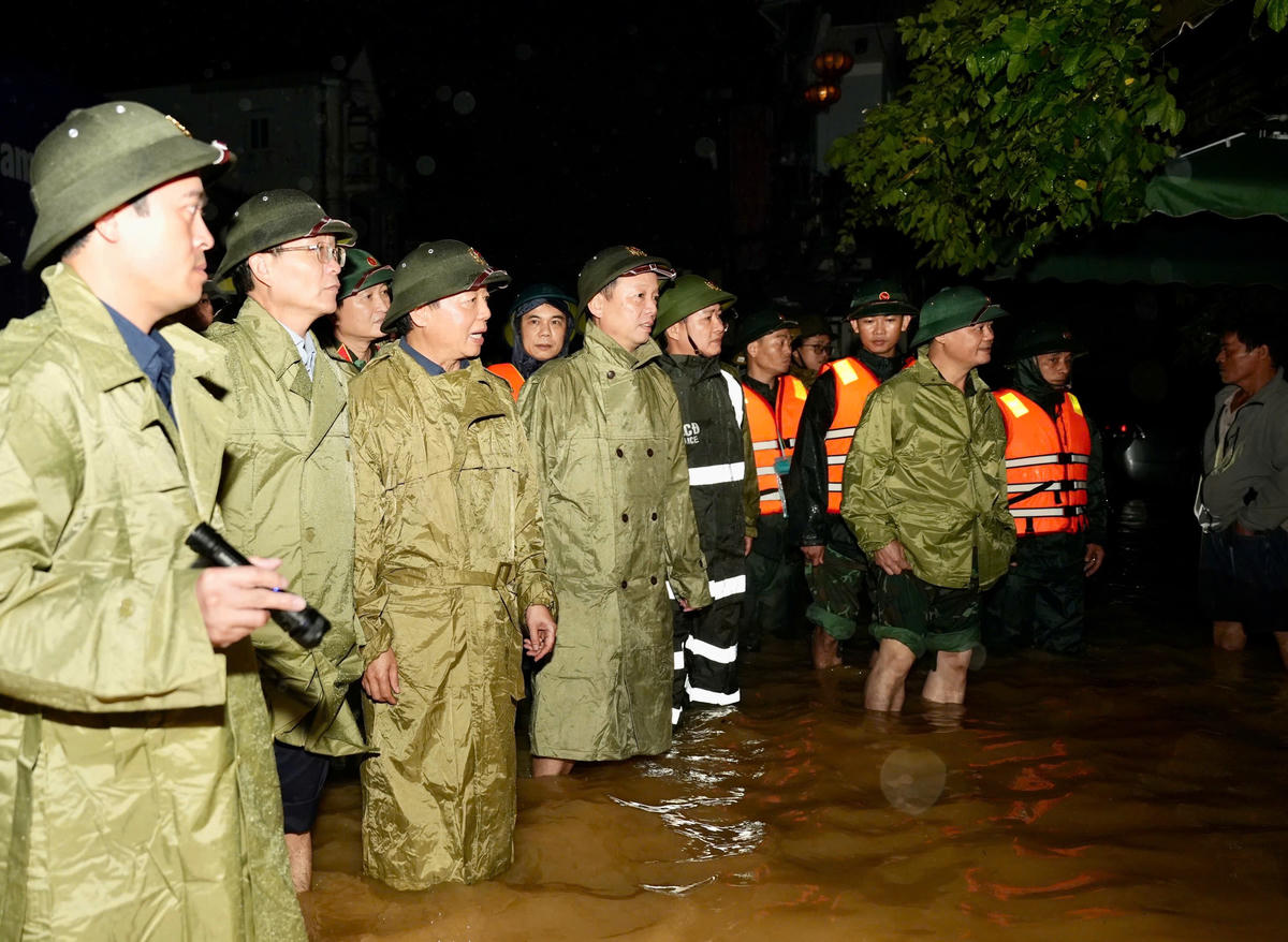 Phó Thủ tướng kiểm tra công tác ứng phó mưa lũ. Ảnh: Đ.H.