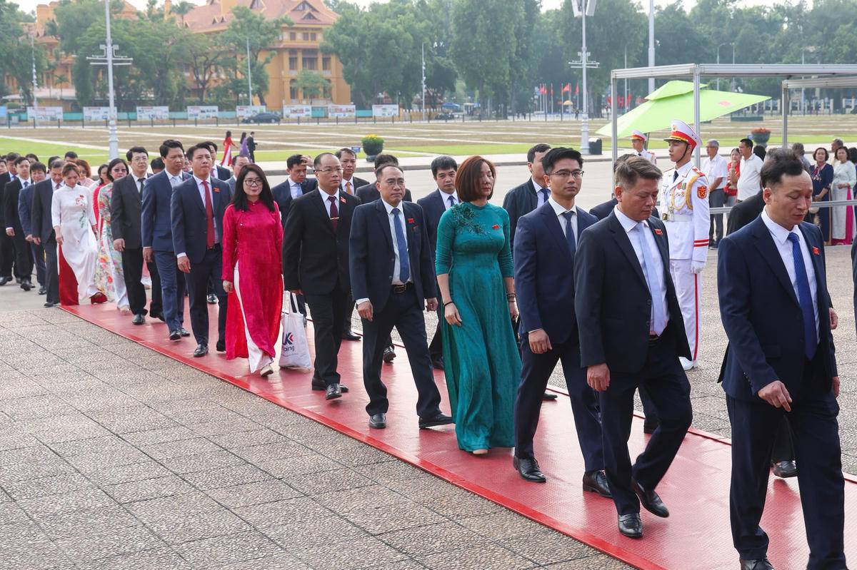 Đoàn đại biểu dự Đại hội thi đua yêu nước Cơ quan UBTƯ MTTQ Việt Nam vào Lăng viếng Chủ tịch Hồ Chí Minh. Ảnh: Quang Vinh. 