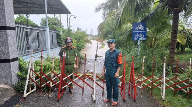 
Công an xã Tuyên Quang (tỉnh Lâm Đồng) lập chốt tại khu vực cầu đúc do mưa lũ. (ảnh CTV)
