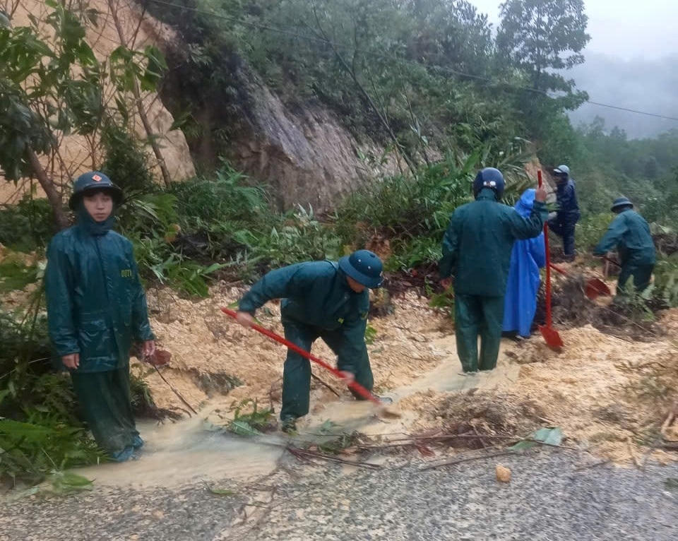 Lực lượng chức năng xã Đông Giang khắc phục tạm thời các vị trí sạt lở. Ảnh: Đ.G