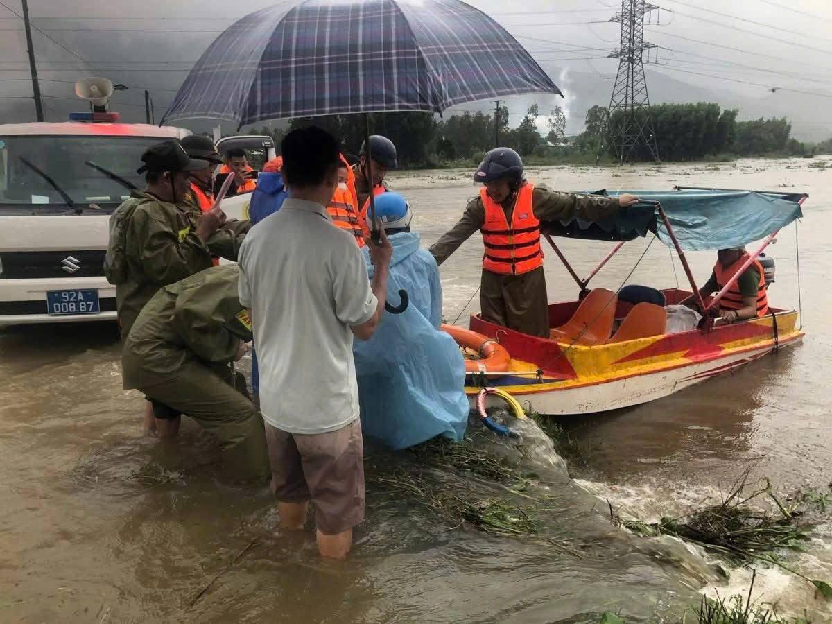 Khoảng 12 giờ 30 ngày 27/10, Công an xã Hà Nha nhận được tin báo tại thôn Đông Lâm có một sản phụ chuyển dạ nhưng đường giao thông bị ngập sâu, phương tiện không thể di chuyển. Ngay lập tức, Công an xã đã huy động cán bộ, chiến sĩ phối hợp cùng Ban nhân dân thôn và người dân sử dụng phương tiện chuyên dụng, cano để tiếp cận nhà sản phụ. Ảnh: Công an xã.
