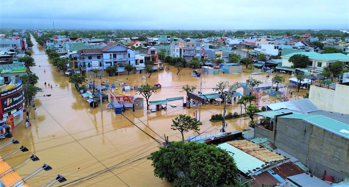 Một số tuyến đường trung tâm xã Đại Lộc bị ngập nước sâu. Ảnh: Tấn Thành.