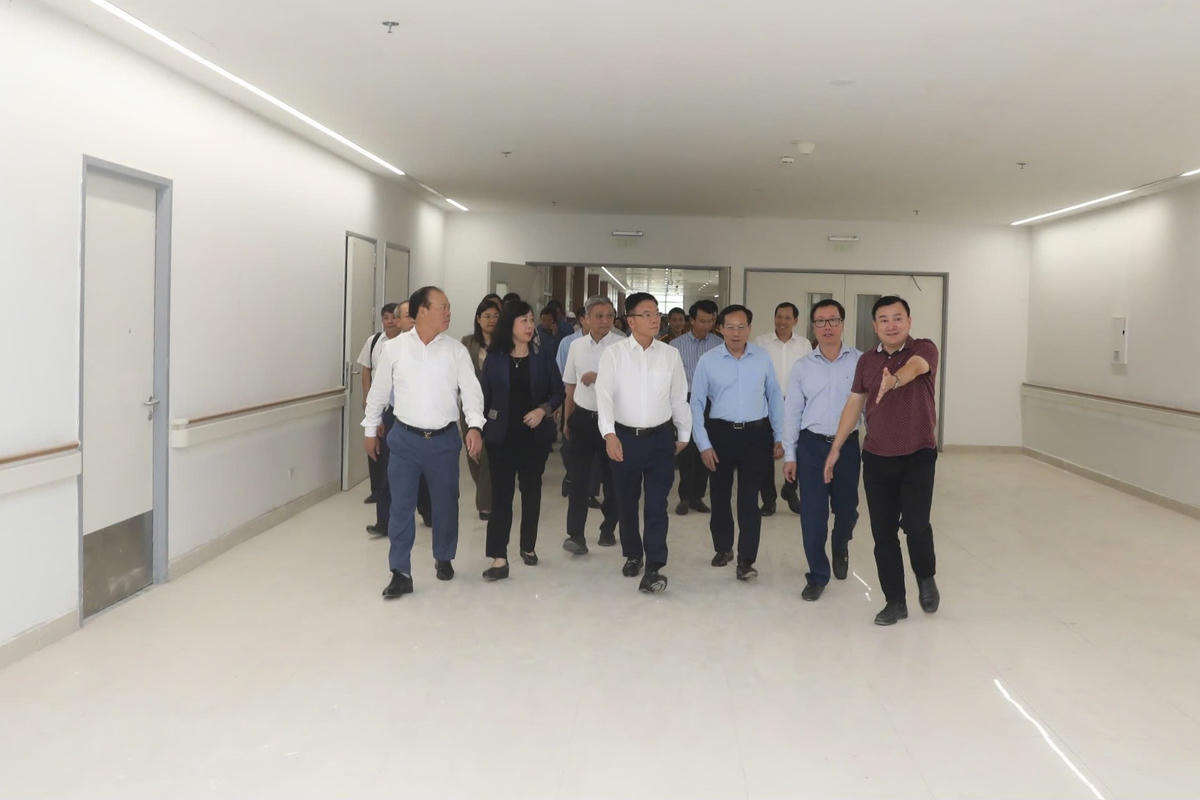 Phó Thủ tướng Lê Thành Long kiểm tra tiến độ thi công dự án cơ sở 2 Bệnh viện Hữu nghị Việt Đức, Bạch Mai. Ảnh: Đại Nghĩa.