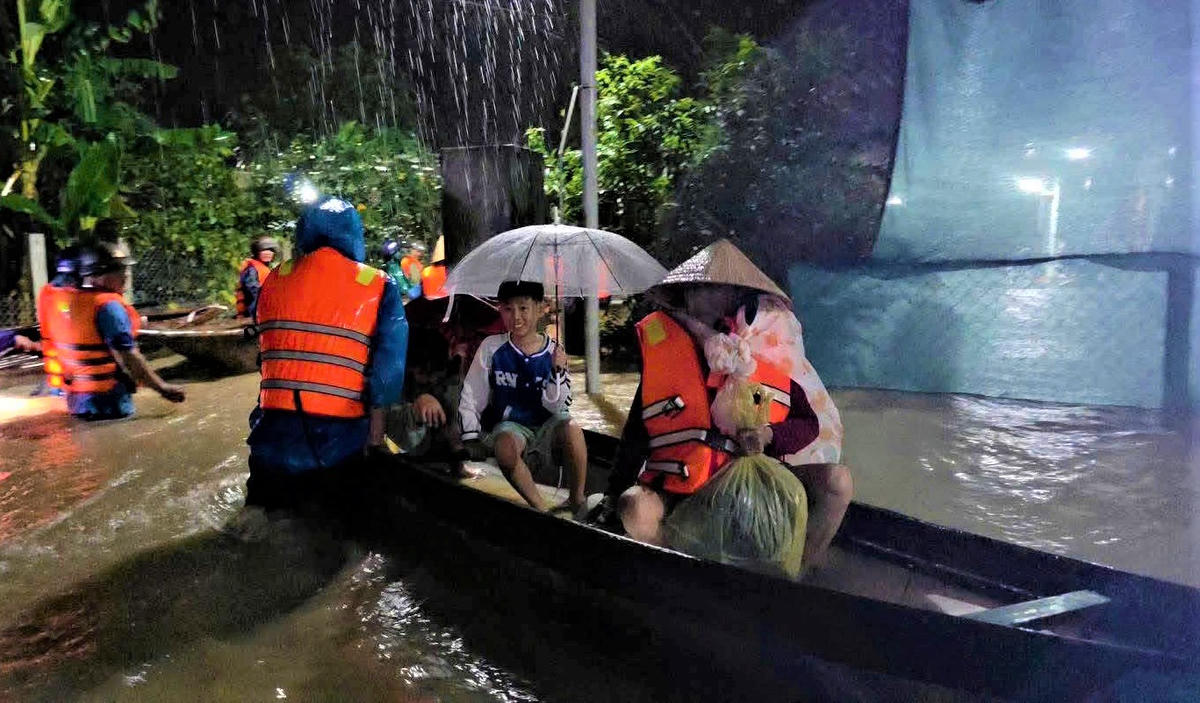 Ban Chỉ huy phòng thủ khu vực 4- Bàn Thạch di dời dân xã Xuân Phú trong đêm 27/10. Ảnh: T.Thành.