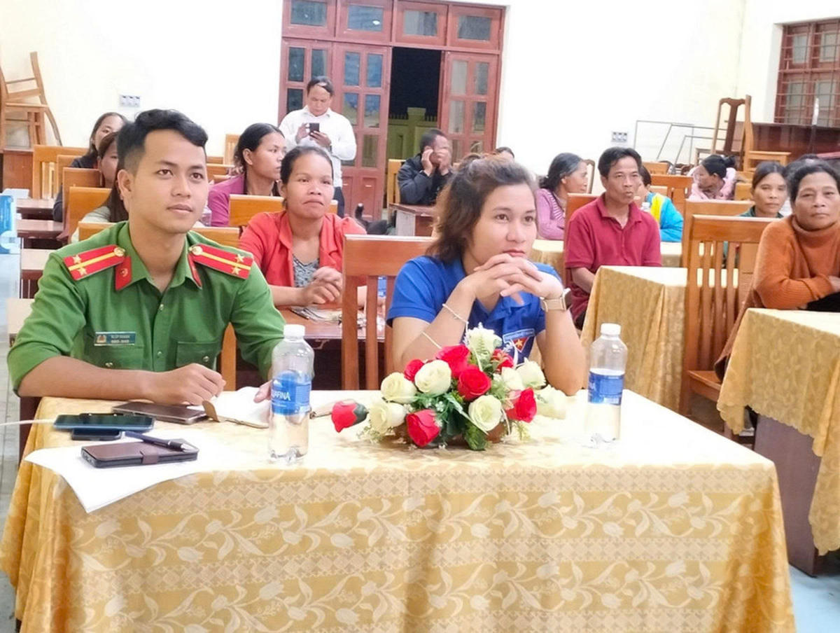 Nhờ sự kiên trì vận động động của thầy cô và bộ đội biên phòng, chính quyền địa phương, con chữ đang làm thay đổi cuộc sống ở vùng biên Đà Nẵng. Ảnh chụp lễ khai giảng một lớp xóa mù chữ&nbsp;ở xã Chơ Chun (Quảng Nam cũ). Ảnh: CTV