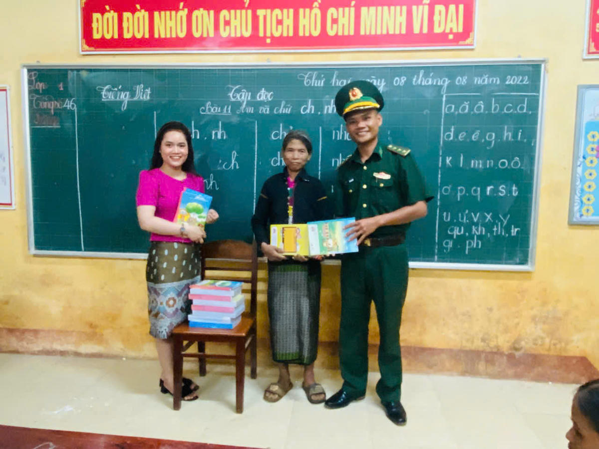 Lớp học xoá mù chữ do Đại úy Hồ Văn Hữu cùng với nhân viên Đội Vận động quần chúng và một số cán bộ Hội Liên hiệp Phụ nữ xã A Dơi trực tiếp đứng lớp, giảng dạy.&nbsp;Lớp học đã góp phần nâng cao trình độ, nhận thức của đồng bào dân tộc thiểu số. Ảnh: NVCC