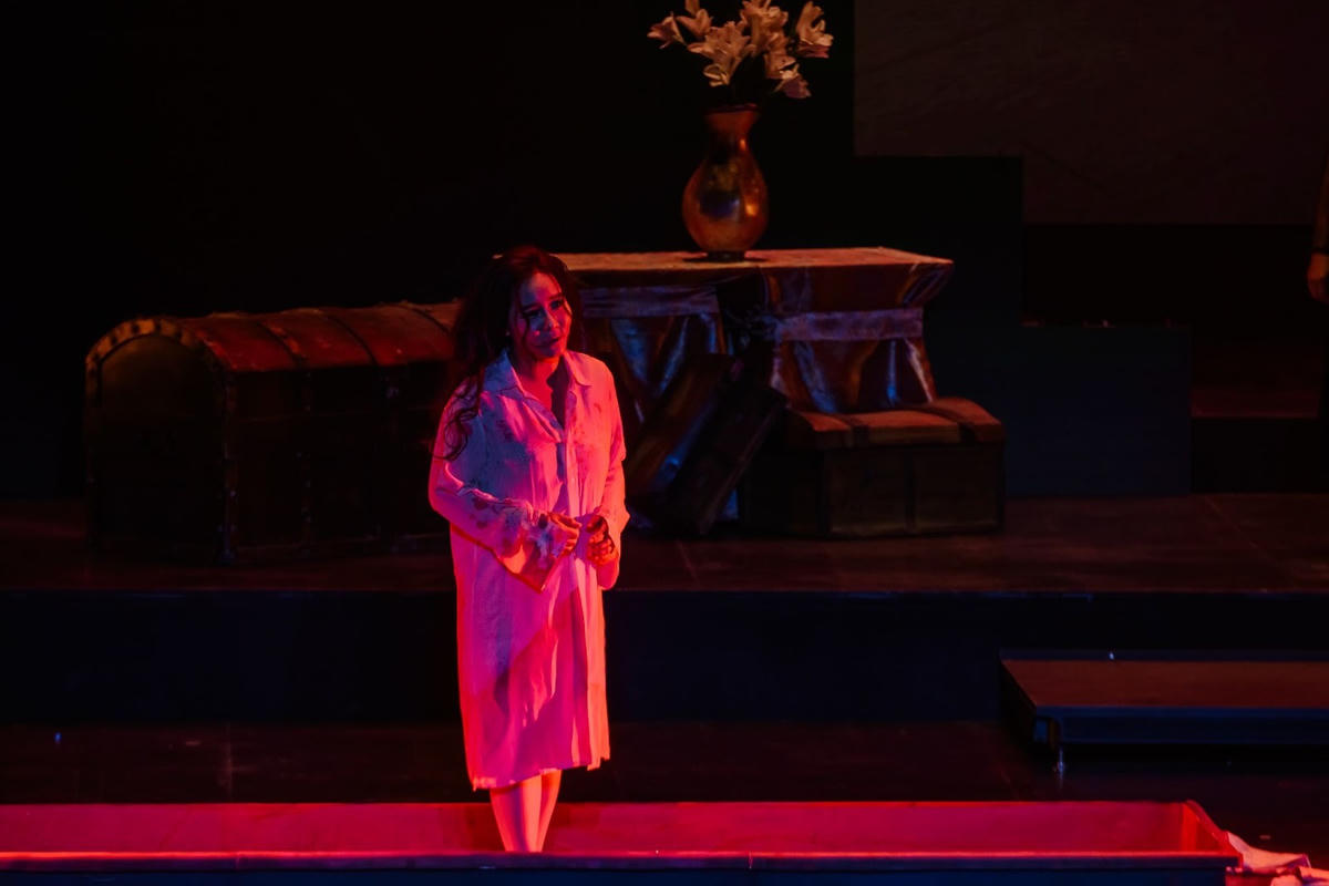 Khung cảnh màn ba thu lại trong bóng tối. Tiếng violin dẫn vào bản Addio del passato (Tạm biệt giấc mơ đẹp đẽ) - một aria buồn bã khi Violetta phải đối mặt với cái chết trong cô độc.