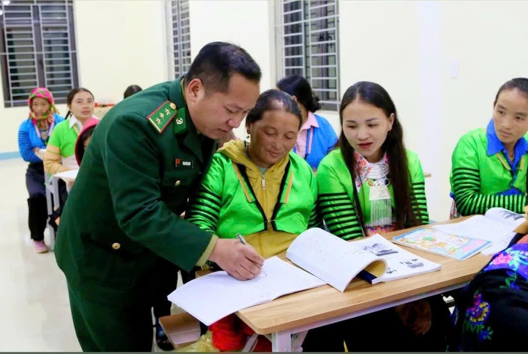 Thượng úy Thao Văn Chứ,&nbsp;Đồn Biên phòng Quang Chiểu&nbsp;tận tâm luyện từng nét chữ cho những học trò đặc biệt. Ảnh: Thanh Tâm.