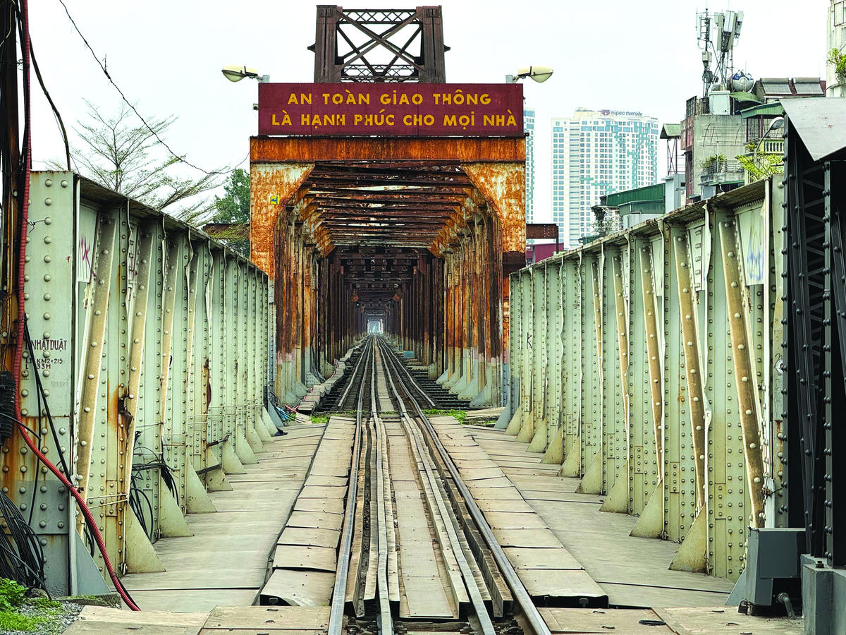 Giữ nhịp thời gian trên cầu Long Biên